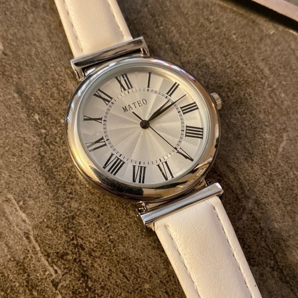 HOST PICK 🥳 ‼️ NWOT “Mateo” White Watch with Storage Box!
